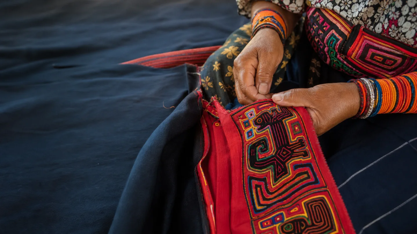 Artesana guna elaborando una mola
