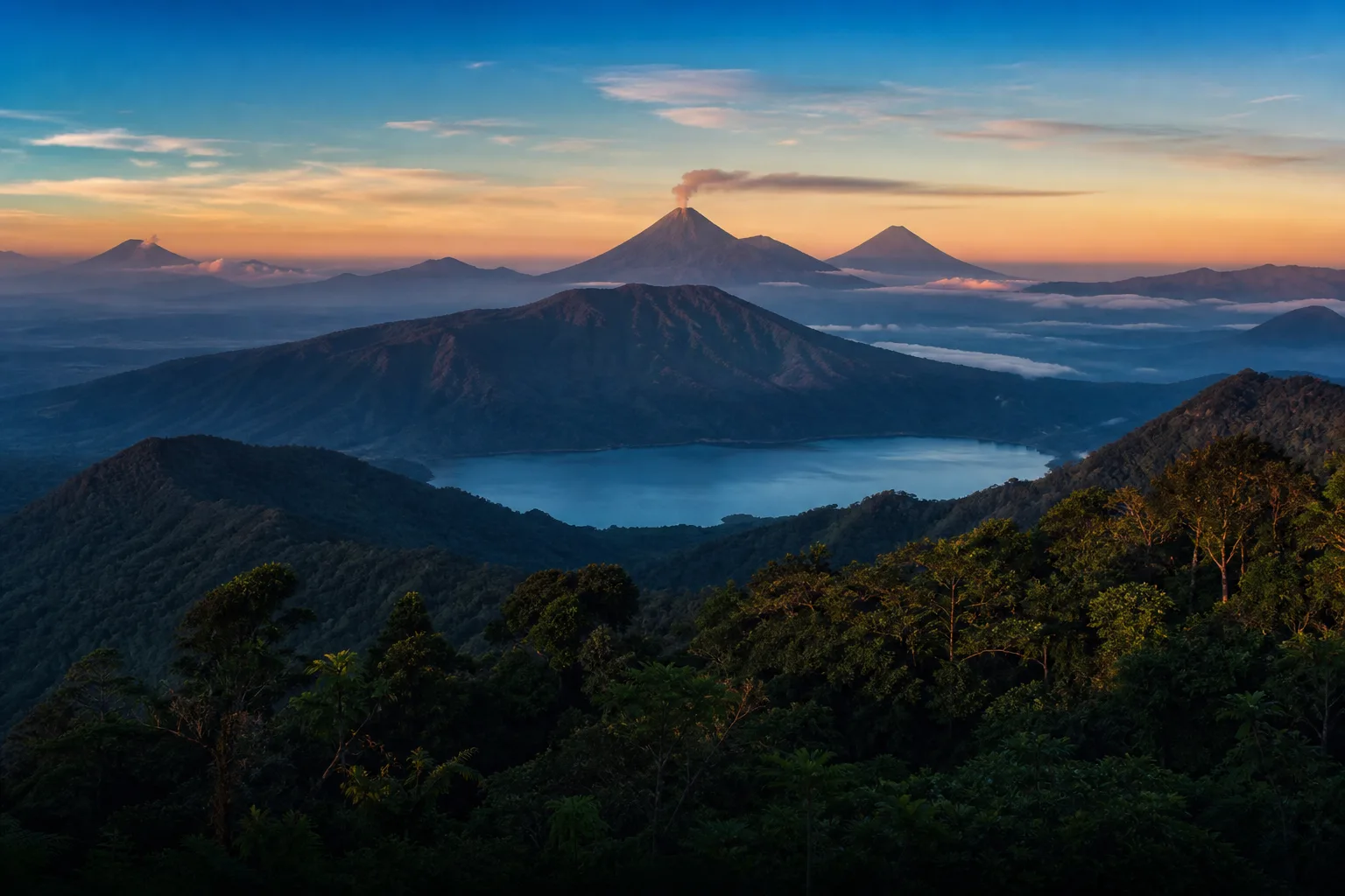 Cadena de volcanes entre bosques y lagos de Centroamérica